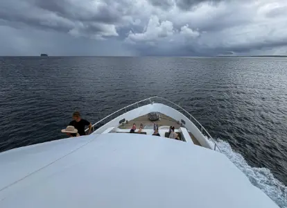 Yate turístico en Isla Seymour Norte, Galápagos